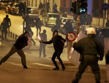 Για τέταρτη ημέρα ακροαριστερές οργανώσεις βάζουν φωτιά στην χώρα: Χάος παντού